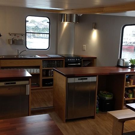 Kyle Blue - Bristol Harbour Luxury Hostel Boat Exterior photo