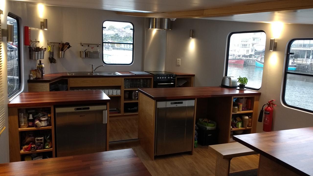 Kyle Blue - Bristol Harbour Luxury Hostel Boat Exterior photo