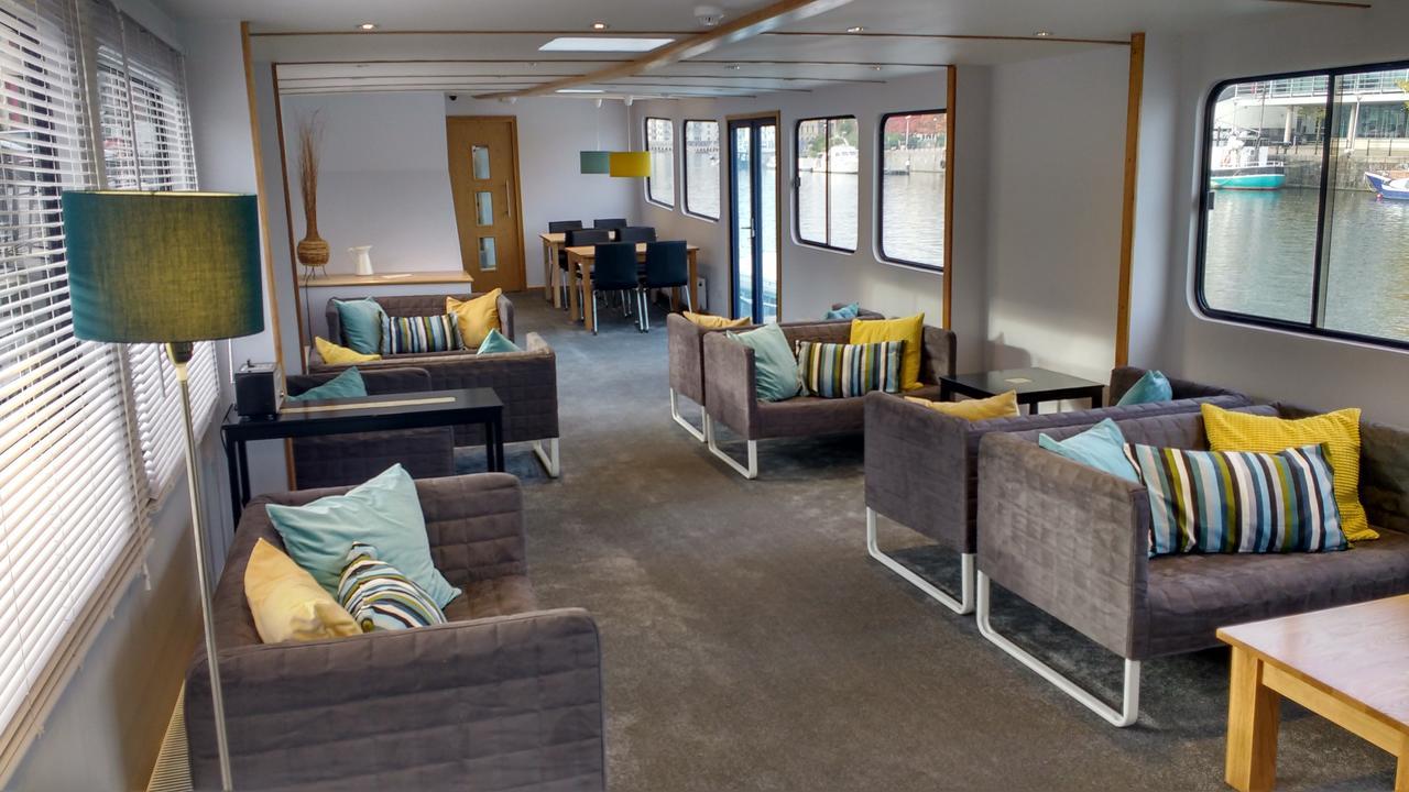 Kyle Blue - Bristol Harbour Luxury Hostel Boat Exterior photo