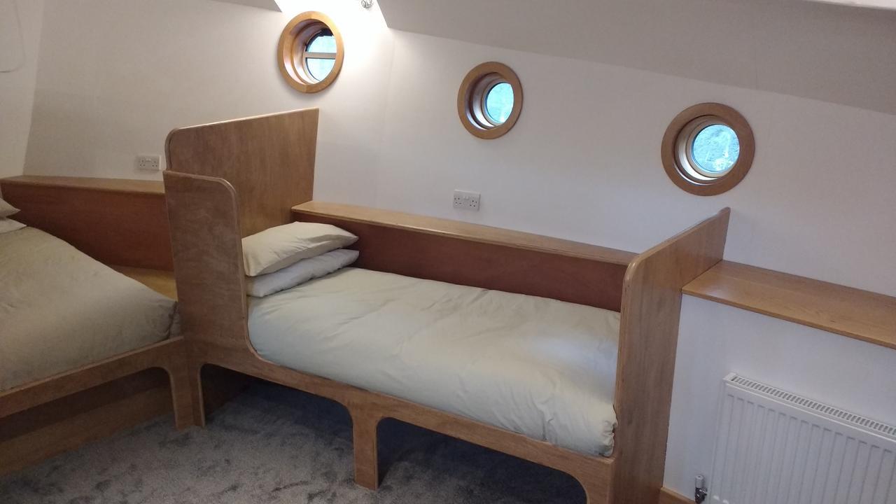 Kyle Blue - Bristol Harbour Luxury Hostel Boat Exterior photo