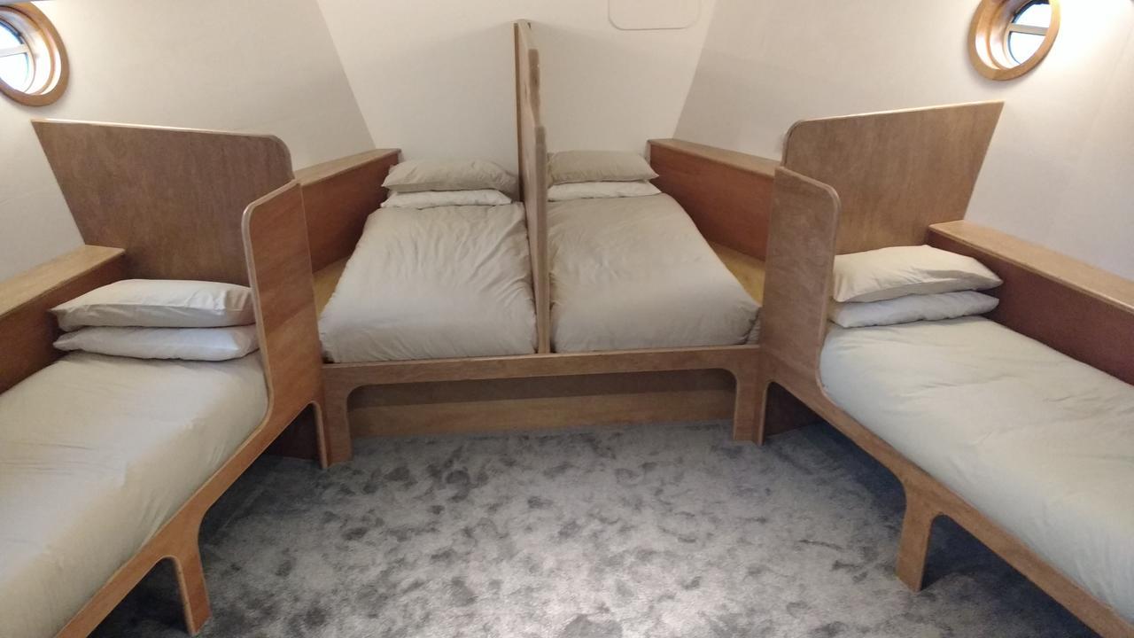 Kyle Blue - Bristol Harbour Luxury Hostel Boat Exterior photo